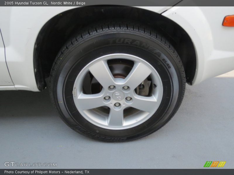Nordic White / Beige 2005 Hyundai Tucson GL