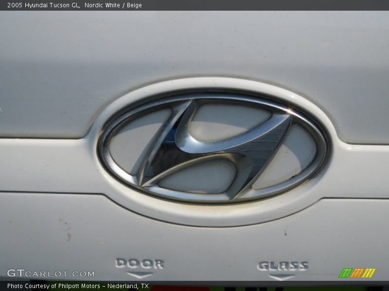 Nordic White / Beige 2005 Hyundai Tucson GL