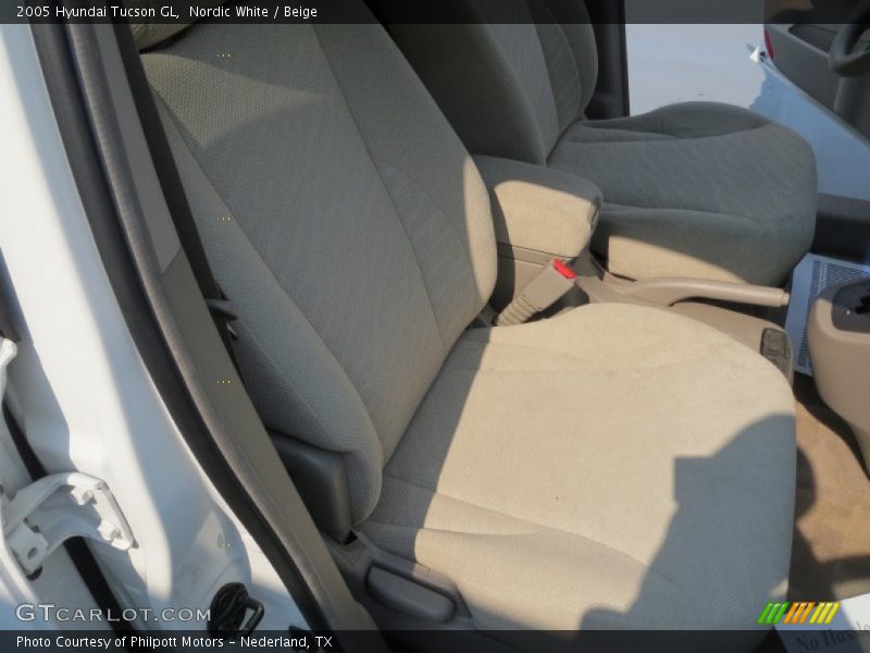 Nordic White / Beige 2005 Hyundai Tucson GL