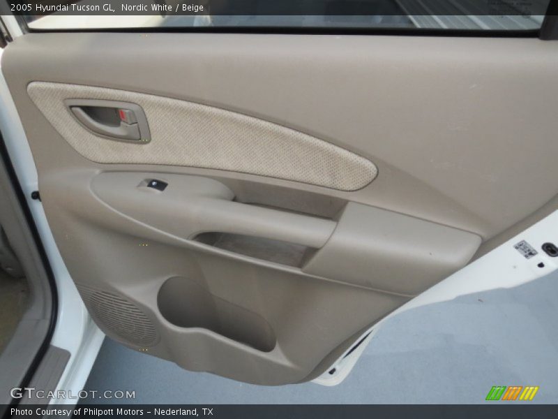 Nordic White / Beige 2005 Hyundai Tucson GL