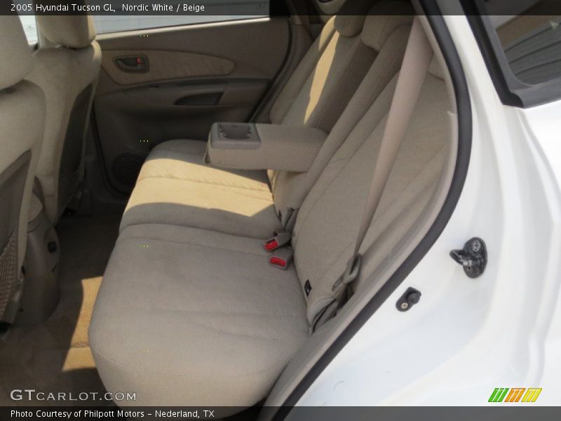 Nordic White / Beige 2005 Hyundai Tucson GL