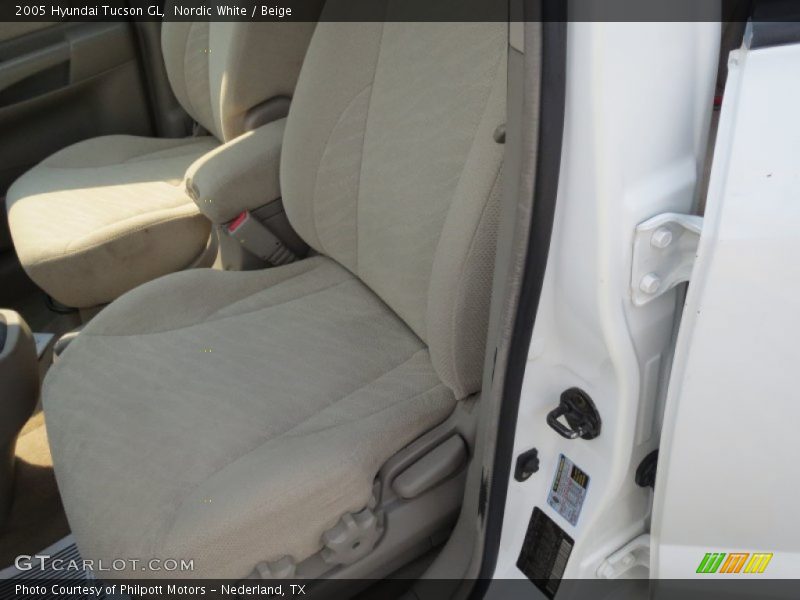 Nordic White / Beige 2005 Hyundai Tucson GL