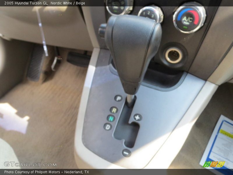 Nordic White / Beige 2005 Hyundai Tucson GL