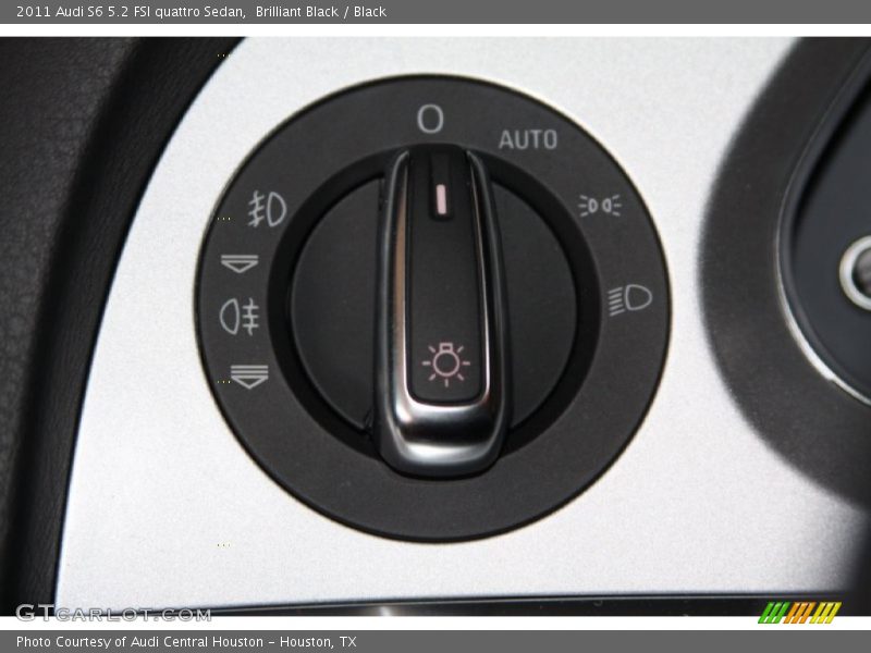 Controls of 2011 S6 5.2 FSI quattro Sedan