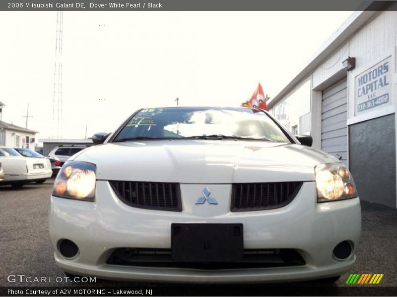 Dover White Pearl / Black 2006 Mitsubishi Galant DE