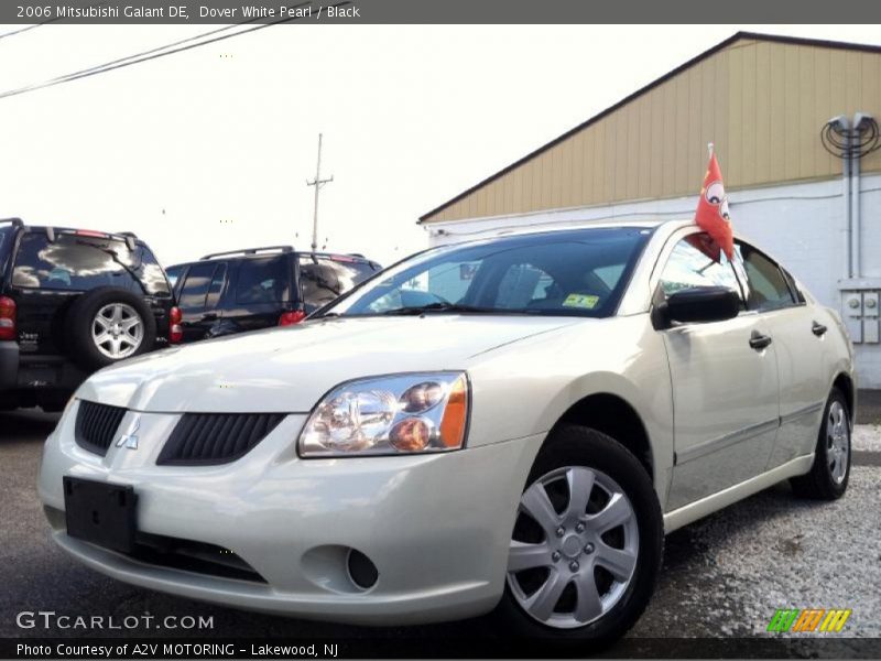 Dover White Pearl / Black 2006 Mitsubishi Galant DE