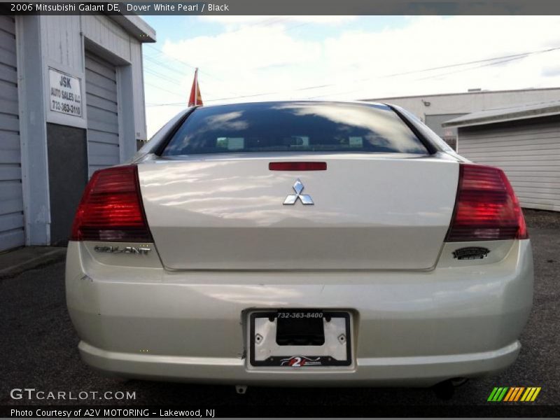Dover White Pearl / Black 2006 Mitsubishi Galant DE