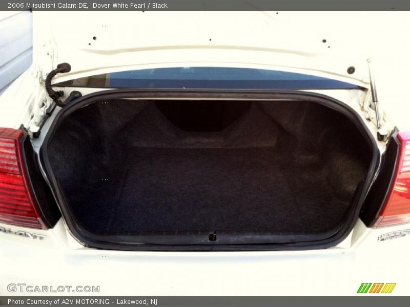 Dover White Pearl / Black 2006 Mitsubishi Galant DE