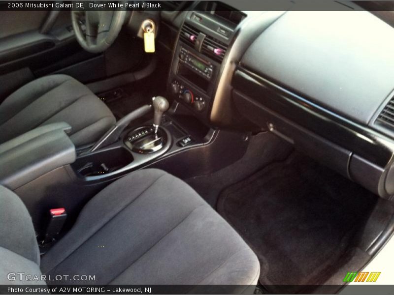 Dover White Pearl / Black 2006 Mitsubishi Galant DE