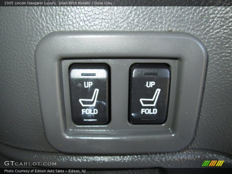 Silver Birch Metallic / Dove Grey 2005 Lincoln Navigator Luxury