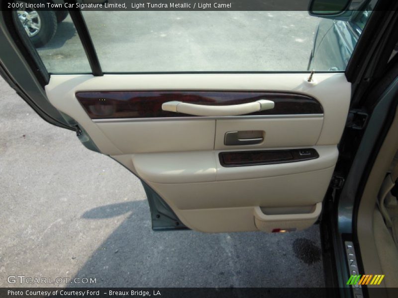 Light Tundra Metallic / Light Camel 2006 Lincoln Town Car Signature Limited