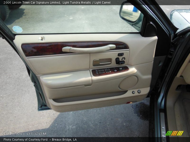 Light Tundra Metallic / Light Camel 2006 Lincoln Town Car Signature Limited