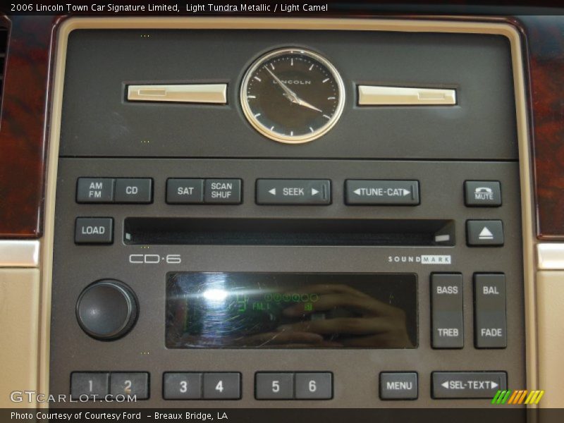 Light Tundra Metallic / Light Camel 2006 Lincoln Town Car Signature Limited