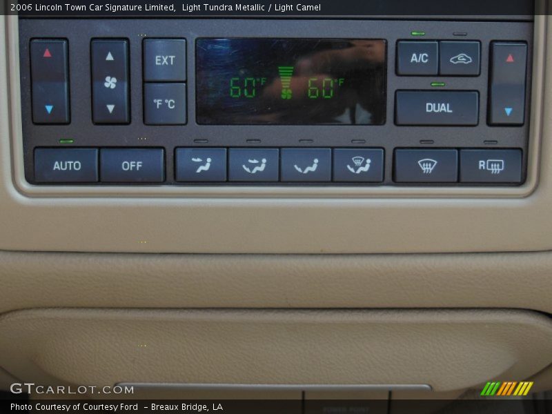 Light Tundra Metallic / Light Camel 2006 Lincoln Town Car Signature Limited
