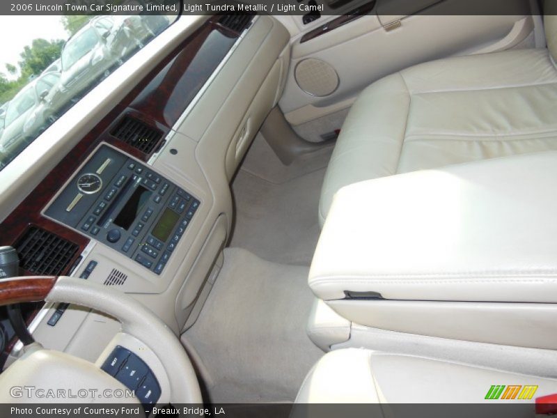 Light Tundra Metallic / Light Camel 2006 Lincoln Town Car Signature Limited