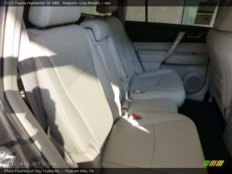 Magnetic Gray Metallic / Ash 2013 Toyota Highlander SE 4WD