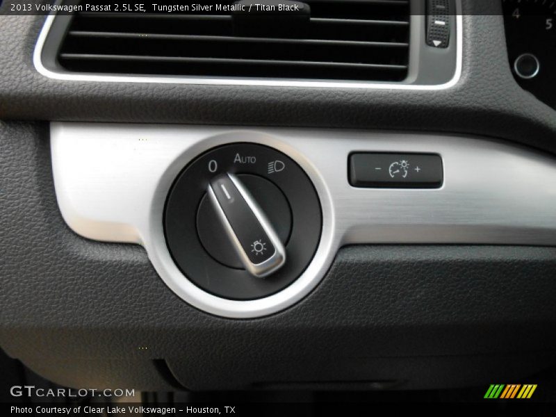 Tungsten Silver Metallic / Titan Black 2013 Volkswagen Passat 2.5L SE