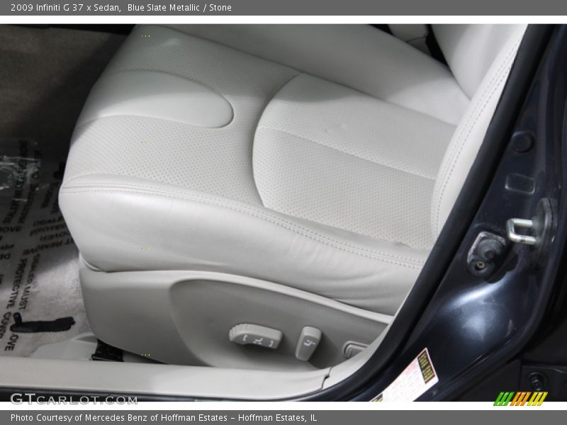 Front Seat of 2009 G 37 x Sedan