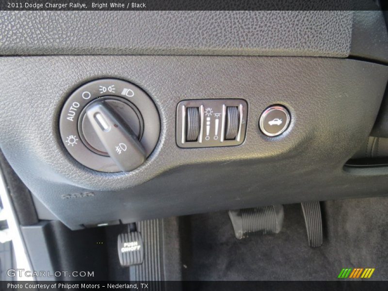 Bright White / Black 2011 Dodge Charger Rallye