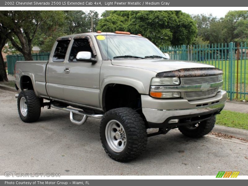 Front 3/4 View of 2002 Silverado 2500 LS Extended Cab 4x4
