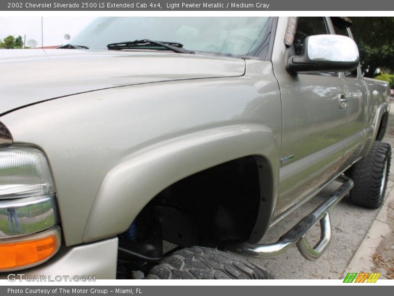 Light Pewter Metallic / Medium Gray 2002 Chevrolet Silverado 2500 LS Extended Cab 4x4