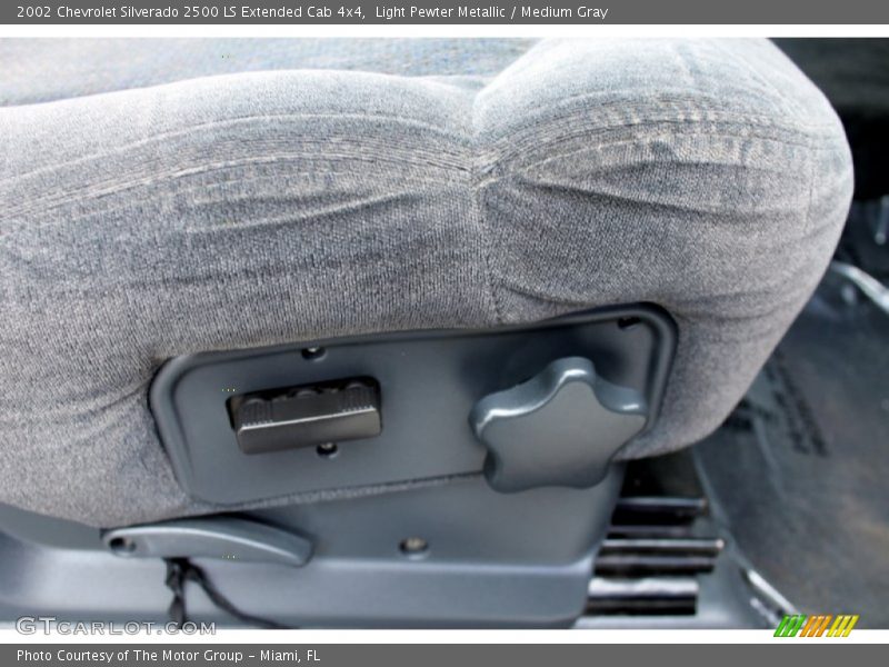 Light Pewter Metallic / Medium Gray 2002 Chevrolet Silverado 2500 LS Extended Cab 4x4