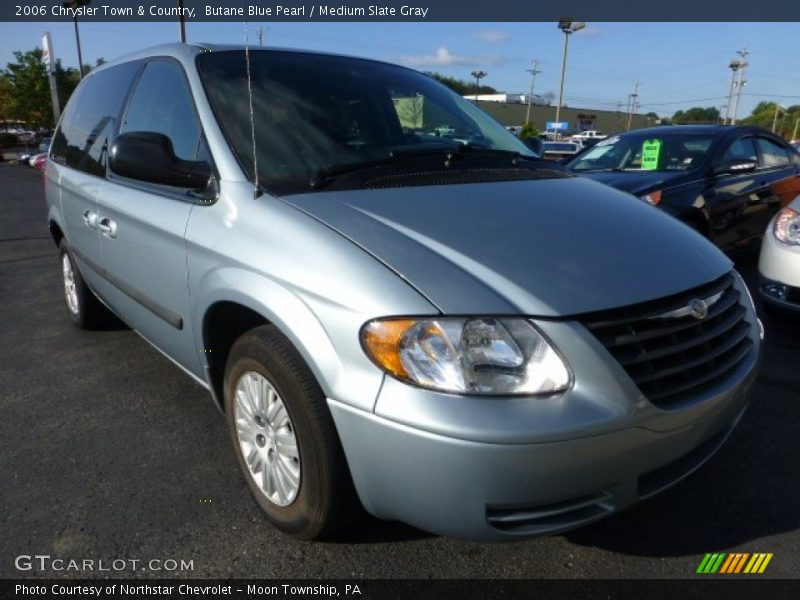 Front 3/4 View of 2006 Town & Country 