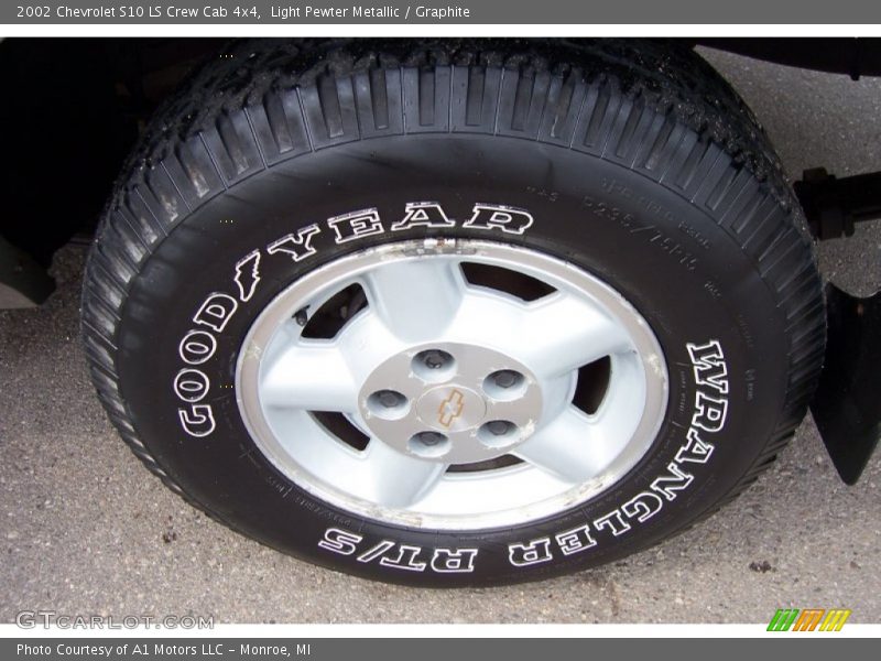 Light Pewter Metallic / Graphite 2002 Chevrolet S10 LS Crew Cab 4x4