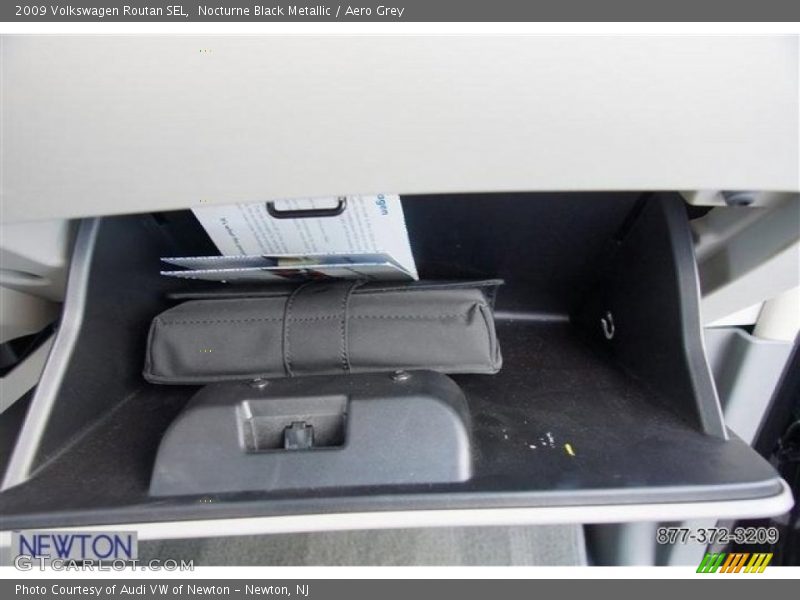 Nocturne Black Metallic / Aero Grey 2009 Volkswagen Routan SEL