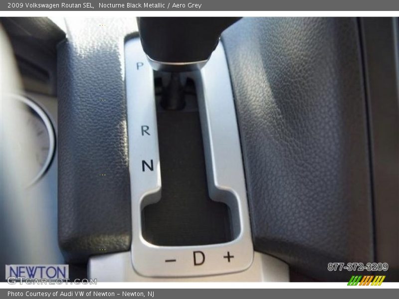 Nocturne Black Metallic / Aero Grey 2009 Volkswagen Routan SEL