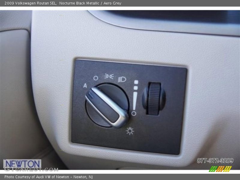 Nocturne Black Metallic / Aero Grey 2009 Volkswagen Routan SEL