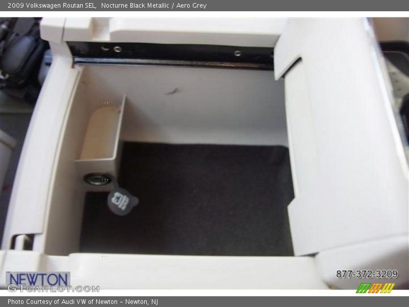 Nocturne Black Metallic / Aero Grey 2009 Volkswagen Routan SEL