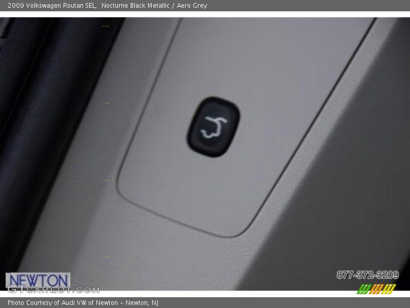 Nocturne Black Metallic / Aero Grey 2009 Volkswagen Routan SEL