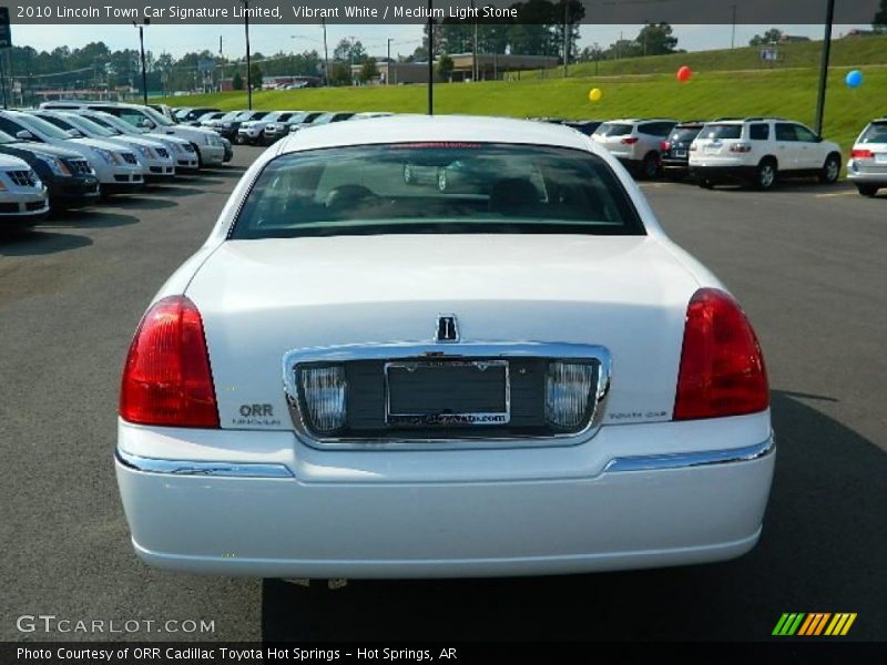 Vibrant White / Medium Light Stone 2010 Lincoln Town Car Signature Limited