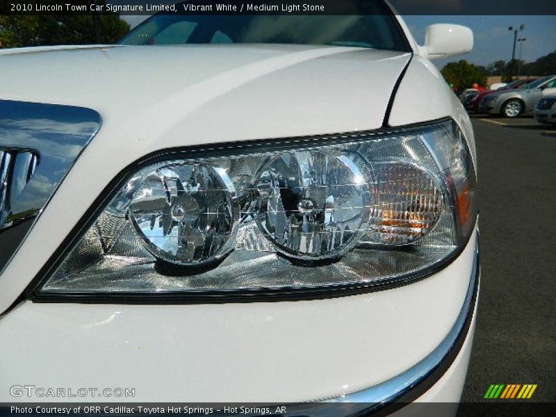 Vibrant White / Medium Light Stone 2010 Lincoln Town Car Signature Limited