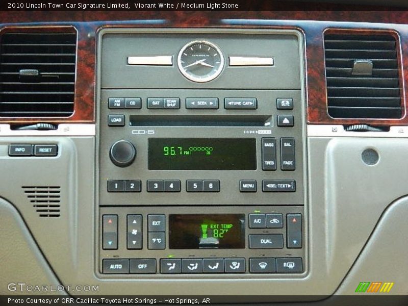 Vibrant White / Medium Light Stone 2010 Lincoln Town Car Signature Limited