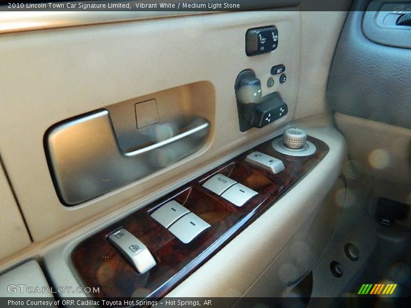 Vibrant White / Medium Light Stone 2010 Lincoln Town Car Signature Limited