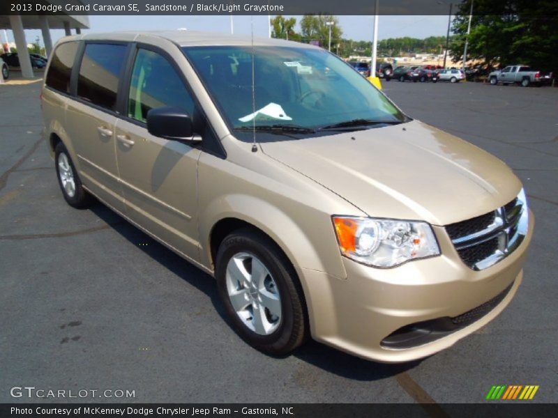 Front 3/4 View of 2013 Grand Caravan SE