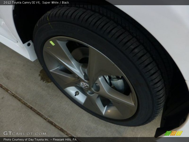 Super White / Black 2012 Toyota Camry SE V6