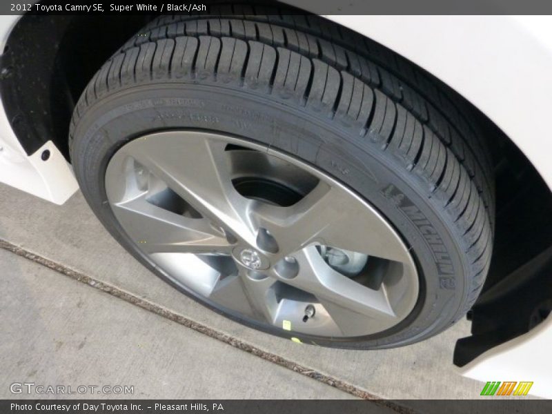 Super White / Black/Ash 2012 Toyota Camry SE