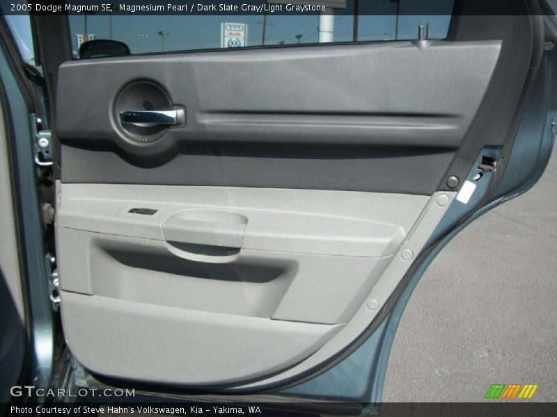 Magnesium Pearl / Dark Slate Gray/Light Graystone 2005 Dodge Magnum SE