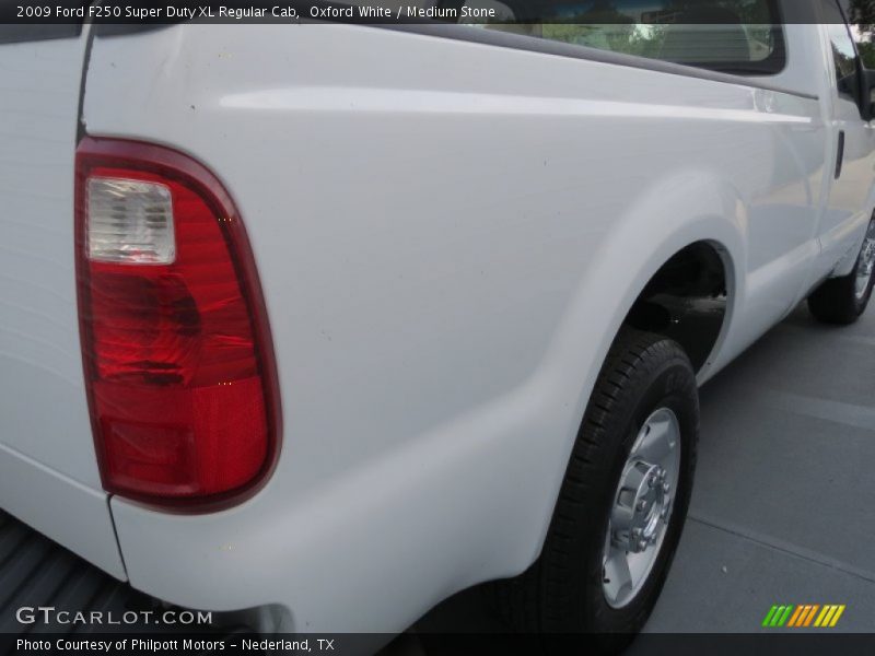 Oxford White / Medium Stone 2009 Ford F250 Super Duty XL Regular Cab