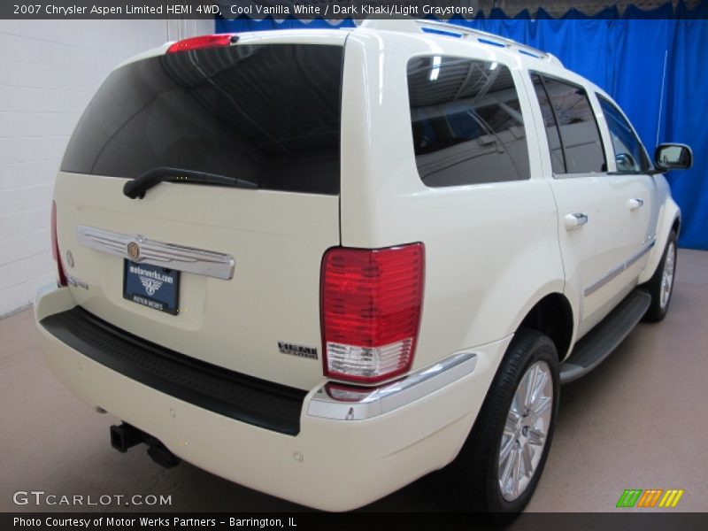 Cool Vanilla White / Dark Khaki/Light Graystone 2007 Chrysler Aspen Limited HEMI 4WD