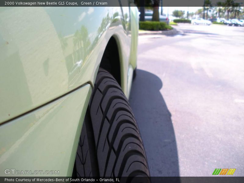 Green / Cream 2000 Volkswagen New Beetle GLS Coupe