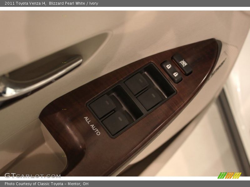 Blizzard Pearl White / Ivory 2011 Toyota Venza I4