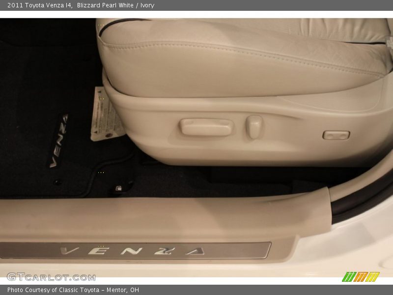 Blizzard Pearl White / Ivory 2011 Toyota Venza I4