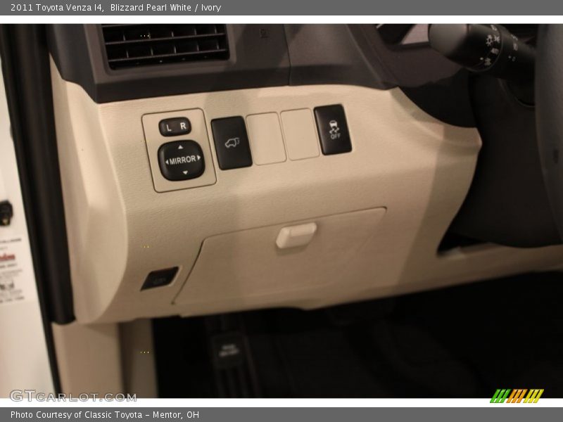 Blizzard Pearl White / Ivory 2011 Toyota Venza I4