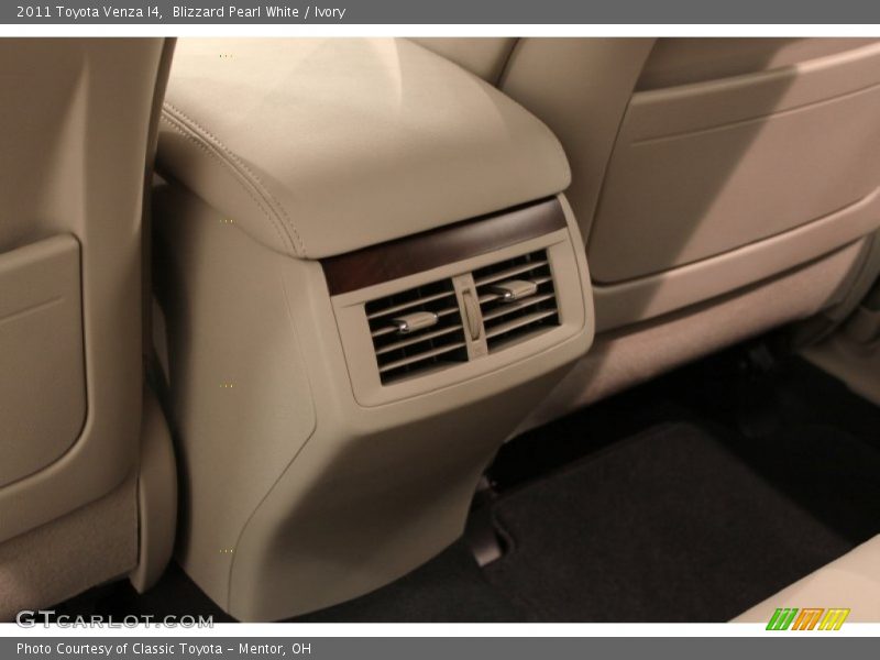 Blizzard Pearl White / Ivory 2011 Toyota Venza I4