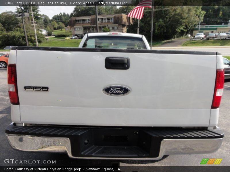 Oxford White / Black/Medium Flint 2004 Ford F150 XL Regular Cab 4x4