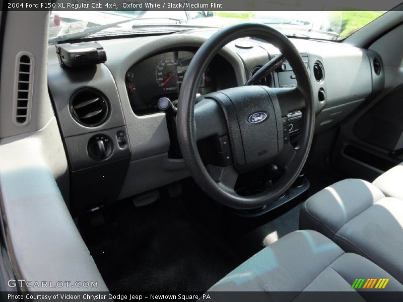 Oxford White / Black/Medium Flint 2004 Ford F150 XL Regular Cab 4x4